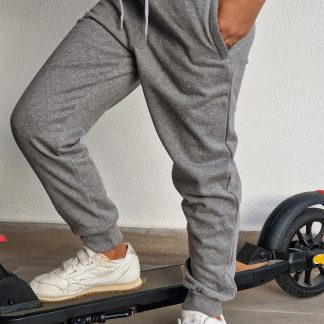 Calça com fecho no bolso