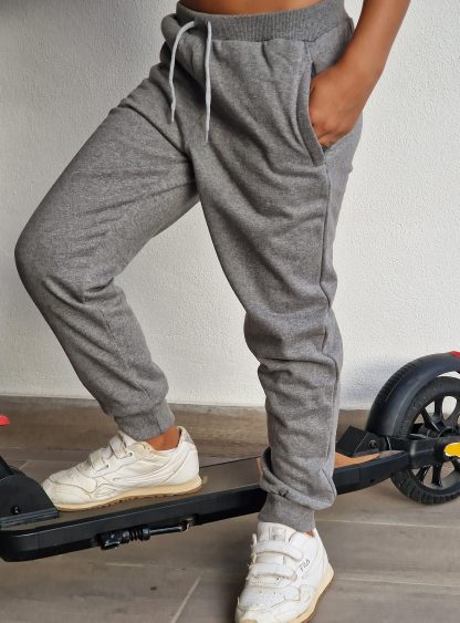 Calça com fecho no bolso