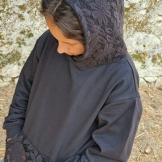 Sweat capuz com renda